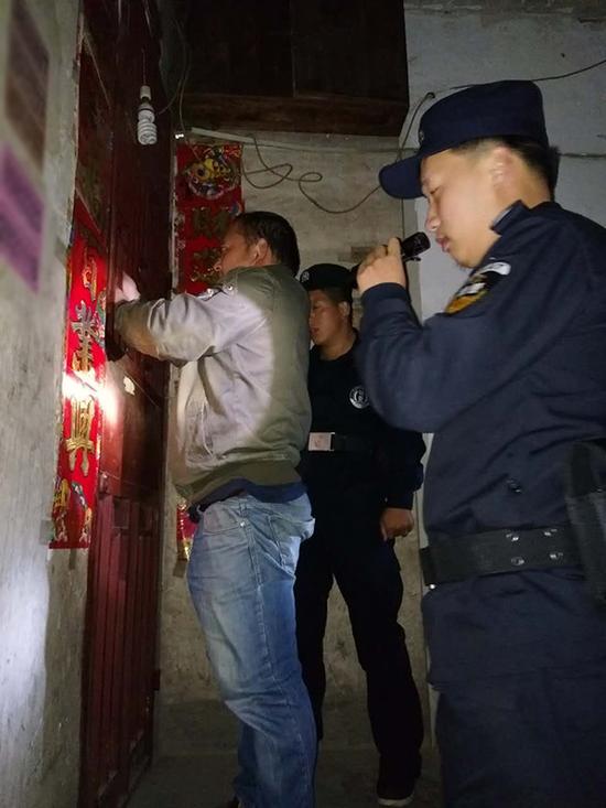 宜春粗心妈妈误将幼女锁家中 民警全城寻开锁师傅开门